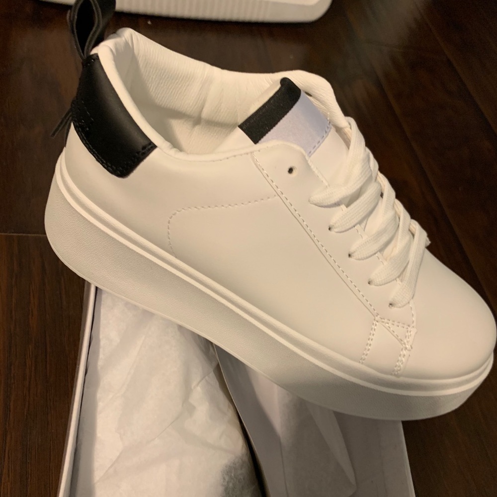 White Sneakers 👟